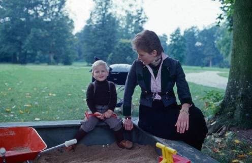 von Preußen Prinzessin Donata von Preußen mit Georg Friedrich im Sandkasten auf Schloss Rüdenhausen, Deutschland 1978. Princess Donata of Prussia with her son Georg Friedrich in a sandpit at Ruedenhausen castle, Germany 1978. Copyright: WolfgangxKühn UnitedArchives100375