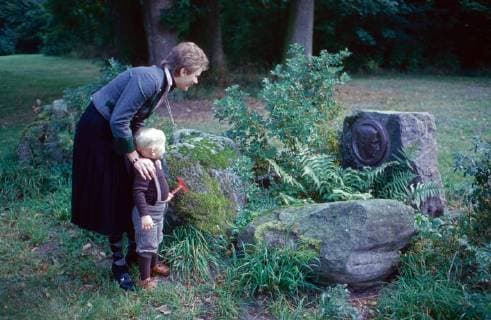 von Preußen Prinzessin Donata von Preußen mit Georg Friedrich am Grab ihres Mannes Prinz Louis Ferdinand jr. auf Schloss Rüdenhausen, Deutschland 1978. Princess Donata of Prussia with her son Georg Friedrich visiting the grave of her husband Prince Louis Ferdinand jr. at Ruedenhausen castle, Germany 1978. Copyright: WolfgangxKühn UnitedArchives100376
