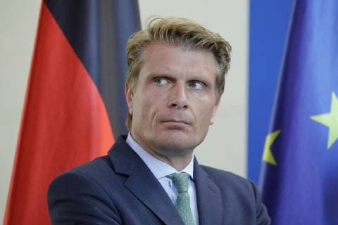 Thomas Bareiß Parliamentary State Secretary to the Federal Minister of Economics and Energy Germany Berlin Federal Chancellery Bildtermin on the occasion of the handover of the NPE Progress Report 2018 National Platform for Electromobility to the BKin by Prof Henning Kagermann and Presentation of the Future Mobility Platform 19 09 2018