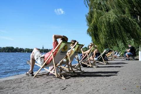 People enjoy the sunny day in sun loungers at the Hamburg Outer Alster Hoehe Alsterperle Sun Lounger The probably last summer day of the year 2018 the record summer says goodbye before the fall again with bright sunshine Weather Photo Sun Autumn Leisure time in Hamburg Hamburg Hamburg Germany Barmbek Winterhude