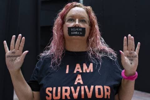 News Themen der Woche KW39 News Bilder des Tages A demonstrator against the Senate confirmation of Judge Brett Kavanaugh stands in the Hart Senate Office Building on Capitol Hill in Washington, DC on September 27, 2018. Copyright: xAlexxEdelmanx-xCNPx MediaPunchx
