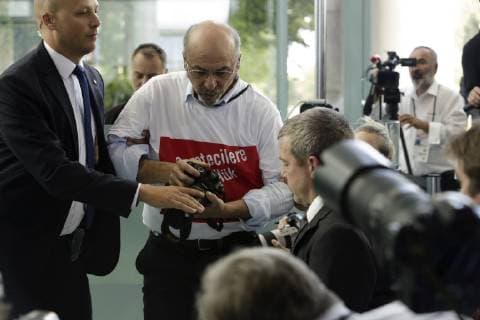 28 09 2018 Berlin Germany Press briefing by Federal Chancellor Angela Merkel and the President of the Republic of Turkey Recep Tayip Erdogan after the joint meeting in the Federal Chancellery Photo incident during the press conference A journalist of Turkish descent demonstrates with his T-shirt for freedom of the press in Turkey and is led away by security guards