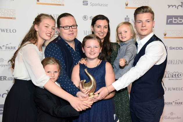 Angelo Kelly and family at the Goldene Henne 2018 in the fair Leipzig on 28 09 2018 Winner wall