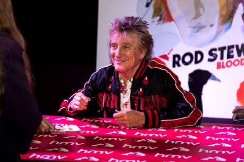 October 3 2018 London United Kingdom of Great Britain and Northern Ireland Rod Stewart signs copies of his new album Blood Red Roses at HMV Oxford Street on October 3 2018 in London London United Kingdom of Great Britain and Northern Ireland  - ZUMAny1_ 20181003_zaf_ny1_024 Copyright: xFamousx