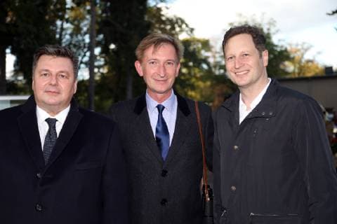03 10 2018 Hoppegarten Brandenburg GER Andreas Geisel Senator for the Interior and Sport of Berlin Gerhard Schoeningh and Georg Friedrich Prince of Prussia from left to right Andreas Geisel outside Brandenburg Germany Germany Owner of the ra