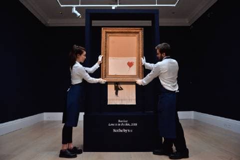 News Bilder des Tages October 12, 2018 - London, London, UK - London, UK. Banksyâ€⠢s Surprise Intervention into Sothebyâ€⠢s Contemporary Art Evening Sale on 5 October will be on display to the public. Sothebyâ€⠢s will display the Newly Completed Work, Titled ‘Love is in the Binâ€⠢, in London this weekend. London UK - ZUMAl94_ 20181012_zaf_l94_040 Copyright: xRayxTangx