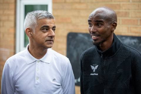 News Bilder des Tages October 15, 2018 - London, London, UK - London, UK. Mayor of London Sadiq Khan (left) and British athlete Sir Mohamed Farah (right) launch a campaign at Cubitt Town Junior School to encourage London schools to take part in the Daily Mile initiative. The Daily Mile gets school children exercising outside for 15 minutes a day, to improve their physical, social, emotional and mental health and wellbeing. London UK - ZUMAl94_ 20181015_zaf_l94_054 Copyright: xTomxNicholsonx