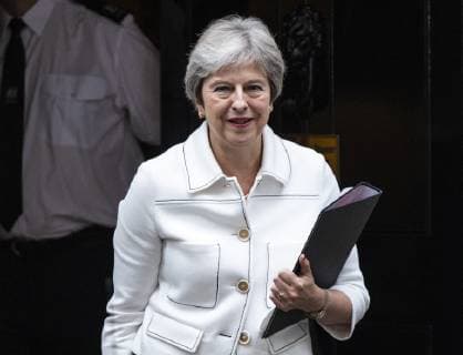 News Bilder des Tages October 15, 2018 - London, London, UK - London, UK. Prime Minister Theresa May leaves 10 Downing Street as she heads to Parliament to update MPs on the ongoing Brexit negotiations. London UK - ZUMAl94_ 20181015_zaf_l94_089 Copyright: xRobxPinneyx
