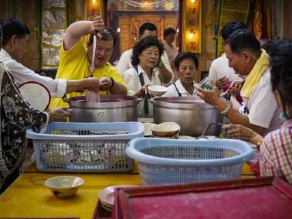 October 16, 2018 - Bangkok, Bangkok, Thailand - Volunteers serves dessert during lunch at Chit Sia Ma Shrine in Bangkok s Chinatown durng the Vegetarian Festival, also called the Nine Emperor Gods Festival. The Nine Emperor Gods Festival is a nine-day Taoist celebration beginning on the eve of 9th lunar month of the Chinese calendar, nine-emperor-gods-festival-celebrated-with-primarily in Southeast Asian countries such as Myanmar, Malaysia, Thailand and Indonesia by the local Chinese communities. Bangkok Thailand - ZUMAe333 20181016_zap_e333_002 Copyright: xSeanxEdisonx