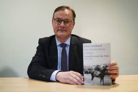 Jörn Leonhard Der überforderte Frieden Versailles und die We GER Berlin 20181105 Reading with Prof. Jörn Leonhard Der überforderte Frieden Versailles und die Welt 1918 1923 by C H Beck Verlag