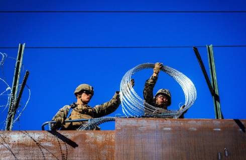 News Themen der Woche KW46 News Bilder des Tages US military installed barbed wire today, seen from Colonia Libertad, in Tijuana, Mexico, 12 November 2018. Around 4,000 participants of this massive exodus departed this morning from Irapuato, in the central state of Guanajuato, and they go, mostly mounted in vehicles, to Guadalajara, about 252 kilometers, on their way to the US border. EFE Joebeth Terriquez US military install wire fences on the border with Mexico !ACHTUNG: NUR REDAKTIONELLE NUTZUNG! Copyright: xJoebethxTerriquezx AME3259 20181113-636776788233632665