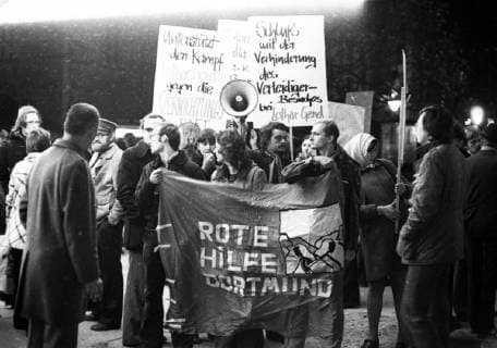 RAF-Symphatisanten protestieren 1974 DEU, Deutschland, Dortmund: Linksradikale Sympathisanten der Rote Armee Fraktion ( RAF) protestierten am 13.11.1974 in Dortmund nach dem Tod infolge des Hungerstreiks an Holger Meins in der City von Dortmund . DEU, Germany, Dortmund: Left-wing radical sympathisers of the Red Army Faction (RAF) protested on 13.11.1974 in Dortmund after the death of Holger Meins as a result of the hunger strike in the city of Dortmund . NRW