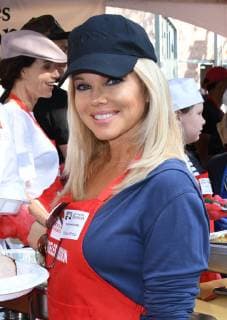 21 November 2018 - Los Angeles, California - Donna D Errico. 2018 LA Mission Thanksgiving held at LA Mission. Photo Credit: Birdie Thompson AdMedia 232620 2018-11-21 CA Los Angeles Etats-Unis  Copyright: xAdMediax STAR_232620_045