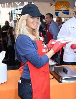 21 November 2018 - Los Angeles, California - Donna D Errico. 2018 LA Mission Thanksgiving held at LA Mission. Photo Credit: Birdie Thompson AdMedia 232620 2018-11-21 CA Los Angeles Etats-Unis  Copyright: xAdMediax STAR_232620_172