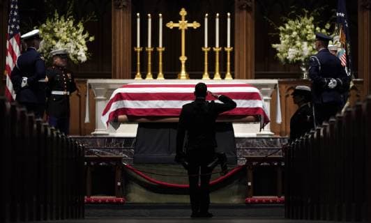 News Themen der Woche KW49 News Bilder des Tages People pay their respects as the flag-draped casket of former President George H.W. Bush lies in repose at St. Martin s Episcopal Church Wednesday,, December 5, 2018, at Ellington Field in Houston, Texas. Pool photo by David J. Phillip  WAX20181205622 DAVIDxJ.xPHILLIPS
