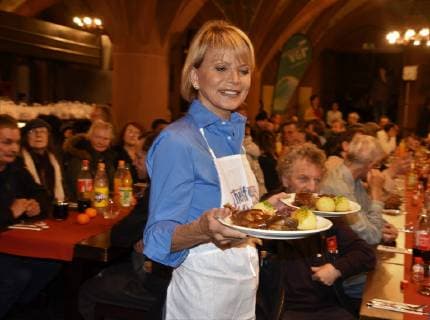 06 12 2018 Christmas dinner for the homeless and needy Franfurter Stiftung Helfen Helfen in den Frankfurter Römerstuben Actress Uschi Glas served with great skill