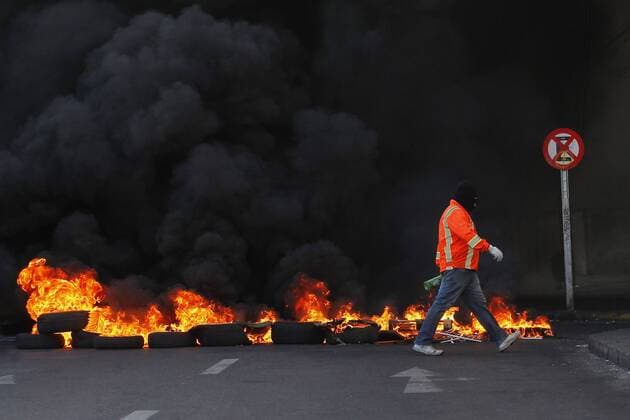 Valparaiso 03 January 2019 A group of port workers protesting with barricades against Errazuriz Sebastian Cisternas Aton Chile Valparaiso Chile Aton 268975  Copyright: SEBASTIANxCISTERNAS ATONxCHILE.