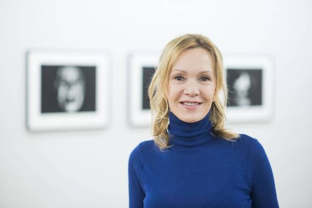 Actress Katja Flint poses in front of her photos in the Rostocker Kunsthalle In her first solo exhibition as a photographer, Flint shows 32 black and white photographs ROSTOCK under the title One werden 32 Schwarz Weiß Fotografien ROSTOCK Copyright: FrankxHormannx xnordlicht