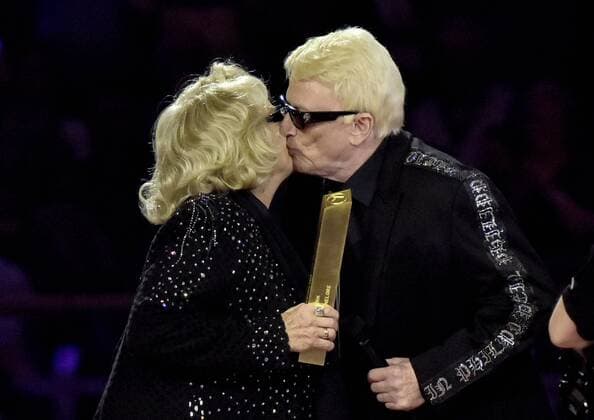 12 01 2019 xlakx Music Pop Schlagerchampions The great festival of the best emspor v l Hannelore and Heino kiss after the presentation of their prize for lifes work during the show Schlagerchampions The great festival of the best in the Velodrom on 12 01 2019 in Berlin Music Pop Schlagerchampions The great festival of the best