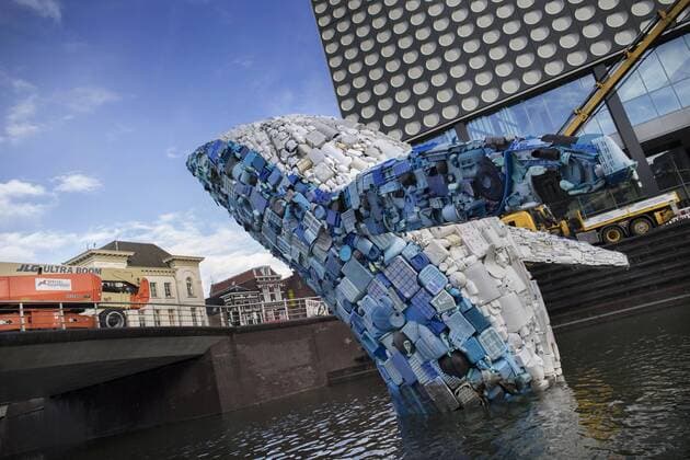 News Themen der Woche KW03 News Bilder des Tages Netherlands - UTRECHT - 19 January 2019. A huge whale, made out of five tonnes of plastic from the Pacific Ocean, is located in the Utrecht Catharijne Singel. The animal is a statement against the gigantic amount of plastic waste that pollutes rivers, seas and oceans all over the world. At the initiative of the Faculty of Law, Economics, Governance and Organisation (REBO) of Utrecht University, the work of art is coming to Utrecht for six months. Marleen van Rijswick, professor of European and national Water Law and programme leader of the Utrecht Centre for water, oceans and sustainability law, was for a conference on sustainability in Bruges, where she saw the whale. She was impressed and explored the possibilities to get him to Utrecht. On Friday is the official opening of the work of art. Credit: Werry Crone Hollandse Hoogte Copyright: xHollandsexHoogtex xWerryxCronex x86107712x