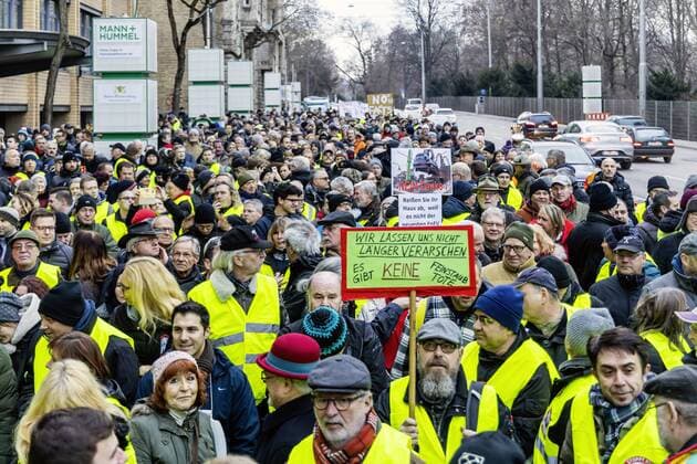 DEU Deutschland Stuttgart 19 01 2019 Drivers take to the streets At the Neckartor measuring point, they demonstrate against the comprehensive ban on driving older diesel vehicles in Stuttgart The demonstration took place non-partisan on a private initiative and is to be repeated every Saturday in future The second edition of this demonstration counted around 1000 participants