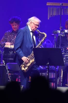 Jazz days with a film music concert in the ball sports arena Klaus Doldingers Passport with Tatort Commissioner Cornelia Groeschel as soloist singing 10 11 2018 101118 dresden sachsen