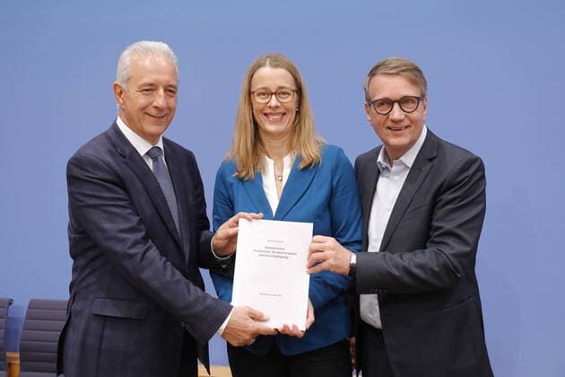 Stanislaw Tillich Chairman of the Coal Commission Prof Barbara Praetorius Chairman of the Coal Commission Ronald Pofalla Chairman of the Coal Commission Germany Berlin Federal Press Conference Topic Final Report of the Commission Growth Structural Change and Employment Coal Commission 26 01 2019