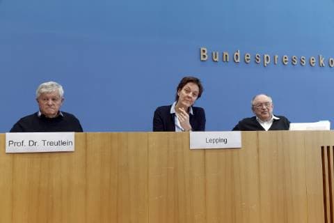 2019 01 30 Berlin Germany Federal Press Conference With the help of legal expertise, the employers association Gesamtmetall calls for changes to the rules agreed by the Grand Coalition on the limitation of the duration of employment contracts Im Bild v l Rainer Dulger President Gesamtmetall Prof Dr Christian Grund Rheinisc