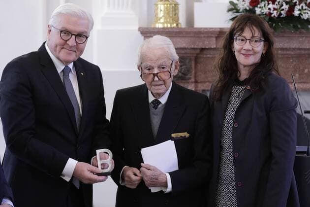 Federal President Frank Walter Steinmeier Holocaust Survivor Leon Schwarzbaum Artist Michele Deodat Germany Berlin Schloss Bellevue Presentation of Statue B of the International Auschwitz Committee to the Federal President 31 01 2019