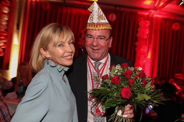 Hanover 02 02 2019 Gala Splendid ceremony of the Leinespatzen with award of the Golden Sparrow to the Minister of the Interior of Lower Saxony Boris Pistorius with his partner Doris Schröder Köpf