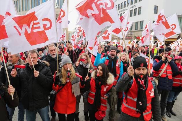 Hanover Lower Saxony GEW Warning strike day at schools on 11 February 2019 Employees in Lower Saxony lay down work Demonstration in Hanover am Kröpcke