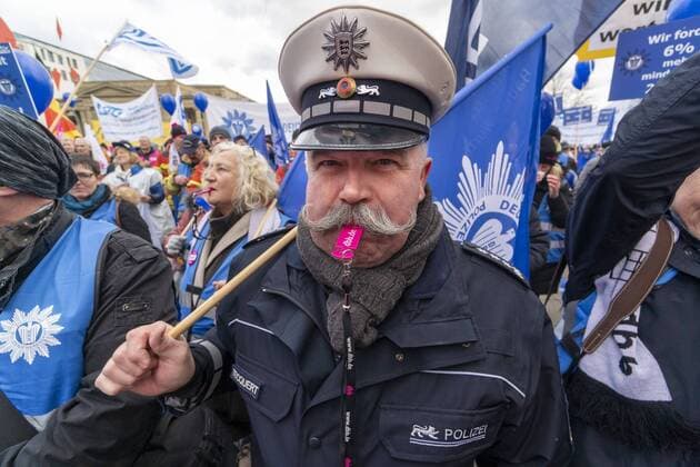 Demo in Stuttgart for more salaries in public service including police and fire brigade Demo in Stuttgart for more salaries in public service including police and fire brigade 70173 Stuttgart Germany Copyright: 7aktuellx xOskarxEyb
