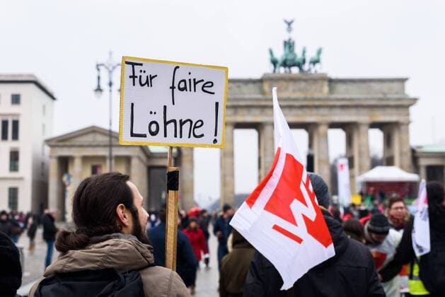 Warning strike by public sector workers in Berlin On 13 02 2019, the Education and Knowledge Union (GEW Verdi) and the Police Union (GdP) jointly called their members to a warning strike The demonstration from Alexanderplatz to the Brandenburg Gate, according to trade union figures, attracted around 10000 people Berlin Berlin Germany Mitte