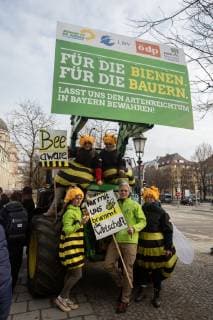 Aktion Rettet die Bienen In the run-up to the round table of Prime Minister Markus Söder with the representatives of the petition for a referendum on biodiversity, there was a small action on 20 2 2019 in front of the Bavarian State Chancellery in Munich Munich Bavaria Germany State Chancellery