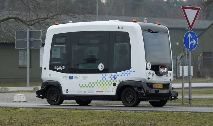 For the first time in North Rhine-Westphalia Public shuttle operation with automated vehicles At Airport Weeze NRW, airport guests can commute between the hotel car park and the terminal with automated shuttles as part of a cross-border test projec