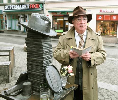 GER Sachsen Dresden Neustadt at the memorial for the childrens book author who would have been 120 years old on 23 February there was a spontaneous reading with a Kästner actor Roland Fröhlich who read from the books of the famous writer 220219