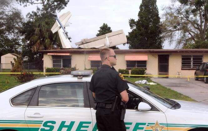 News Themen der Woche KW08 News Bilder des Tages February 24, 2019 - Winter Haven, Florida, United States - February 24, 2019 - Winter Haven, Florida, United States - A deputy sheriff guards the scene where a plane crashed into a home, killing the pilot, 64-year old flight instructor James Wagner, on February 23, 2019 in Winter Haven, Florida. A student pilot in the aircraft and three occupants of the home sustained minor injuries. Winter Haven United States - ZUMAn230 20190224_zaa_n230_135 Copyright: xPaulxHennessyx