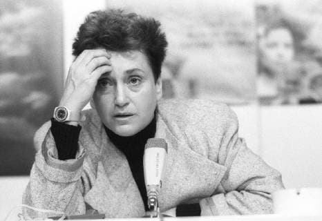 Valie Export artist 02 85 rag Valie Export during the Berliner Filmfestspiele 15 26 February 1985 Berlin Festival Berlinale Austria Austrian Austrian woman film cinema art filmmaker director austrian female artist director transverse portrait half sitting speaking contemplative gesticulating forehead scratching bw