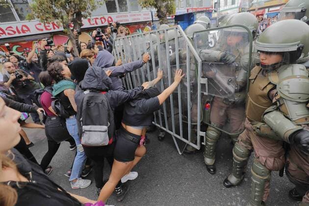 Valparaiso March 8, 2019 Confrontations between demonstrators and carabineros in the feminist march in commemoration of March 8 in the city of Valparaiso Leandro Torchio Aton Chile Valparaiso Chile Aton 290345  Copyright: LEANDROxTORCHIO ATONxCHILE.