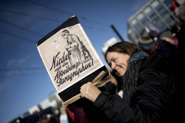 International Woman s Day Berlin DEU, Deutschland, Germany, Berlin, 08.03.2019 Demonstranten mit Plakat Nieder mit dem Abtreibungsparagraphen und Zeichnung von Kaethe Kollwitz gegen Paragraph 218 und 219a auf dem Internationalen Frauentag unter dem Motto Feiern Streiken Weiterkaempfen am 8. Maerz in Berlin. Die Demostration zum Frauentag fordert die Gleichberechtigung und mehr Rechte von Frauen, die sexuelle Selbstbestimmung und protestiert gegen sexuelle Gewalt an Frauen und patriachale Strukturen . Der Frauentag wurde auf Anregung der deutschen Sozialdemokratin ClaraZetkin erstmals am 19. Maerz 1911 in Deutschland und in Nachbarlaendern organisiert. Seit 1921 wird der Frauentag jaehrlich am 8. Maerz gefeiert und ist seit diesem Jahr Feiertag in Berlin. Participants with poster and painting of Kaethe Kollwitz against the paragraph 218 an