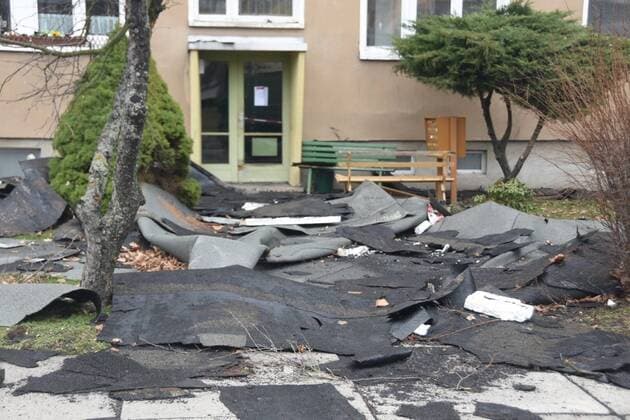 Day pictures Roof covered 11 03 2019 Zittau Friedensstraße On Sunday evening the roof of a new building block on Friedensstraße in Zittau was covered The hurricane-force Eberhard blows the massive roof onto parked cars Only on Monday the full extent of Zittau Saxony Germany showed up then Copyright: xLausitzNews.de xErik-HolmxLanghofx