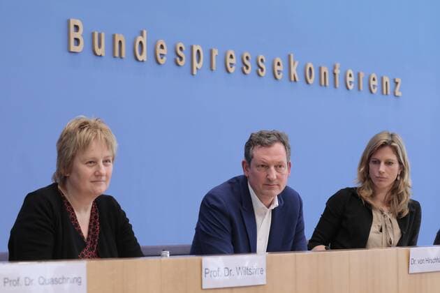 Prof Dr Karen Helen Wiltshire Deputy Director of the Alfred Wegener Institute Helmholtz Centre for Polar and Marine Research AWI Dr Eckart von Hirschhausen Doctor Science journalist Prof Dr Maja Göpel Secretary-General of the German Advisory Council on Global Change WBGU Germany Berlin Federal Press Conference Topic Statement by female scie