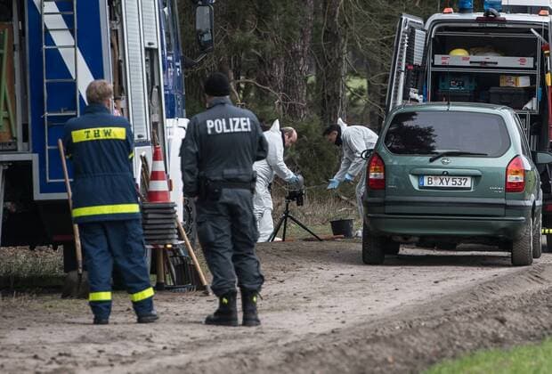 Search for missing Rebecca Kriminalpolizei secures on a way at a whale piece near the place Rieplos tire tracks country Brandenburg