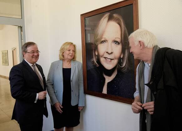 Duesseldorf MP a D Hannelore Kraft is presented in the gallery with a photograph of the photo artist Jim Rakete NRW Minister President Armin Laschet is pleased to present together with Minister President a D Hannelore Kraft the new portrait of the first head of government of North Rhine-Westphalia in the State Chancellery in Duesseldorf on 22 03 2019 MP a D Hannelore Kraft hangs in the gallery next to Juergen Ruettger Copyright: xGottschalk Eibner-Pressefotox EP_uga
