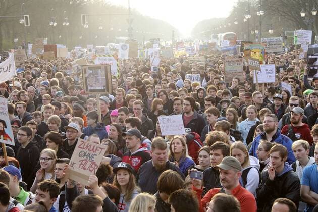 More than 10,000 participants demonstrate against the EU copyright reform on Article 13 and against the new regulations on Internet upload filters in a protest march from Potsdamer Platz past the German Wikipedia headquarters to the Brandenburg Gate Berlin 23 02 2019 Foto:xB.xKriemannx xFuturexImage