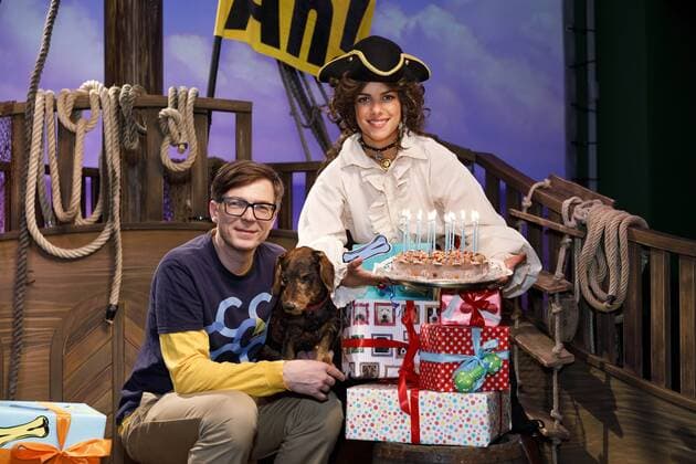 Ralph Caspers and Clarissa Correa da Silva with Dachshund Lumpi at the 18th anniversary photo shoot of KiKA Wissensmagazin Wissen macht Ah at WDR Studios Bocklemünd Köln 25 03 2019 Foto:xC.xHardtx xFuturexImage