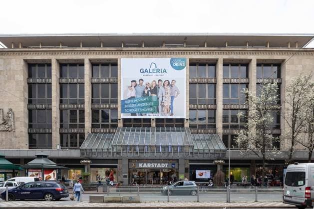 Merger of Karstadt and Galeria Kaufhof In November 2018, the merger of Karstadt and Kaufhof was officially confirmed by the Federal Cartel Office The merger means that the new retail giant now has 243 locations throughout Europe and employs around 32,000 people xSBx