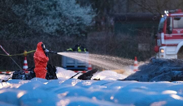31 03 2019 xfux News Local plane crash in Erzhausen emonline deloka dekrei azlahe delahe delahe v l On Sunday afternoon, a small plane crashed in a field near Erzhausen shortly before the Egelsbach airfield The six-seater plane fell into an asparagus field in Erzhausen near Darmstadt The plane crashed for unknown reasons and burned completely after the crash Three p