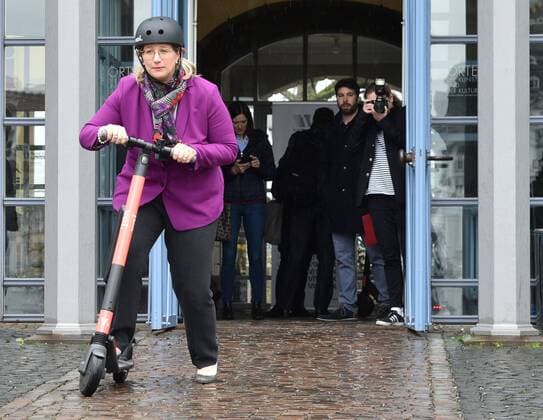 Saarland Transport Minister Anke Rehlinger will chair the Transport Ministers Conference in Saarbrücken on Thursday 4 4 2019 After the arrival of the ministers by bus, Rehlinger was on the programme for a test drive with an E scooter in and in front of the castle.