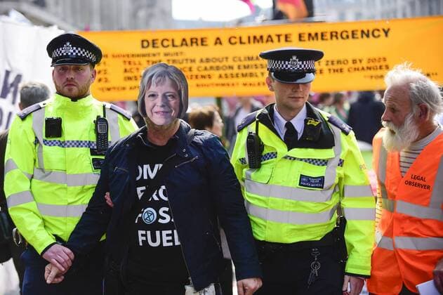 News Themen der Woche KW16 News Bilder des Tages April 17, 2019 - London, UK - LONDON, UK. Police officers arrest a protester, who is wearing a Thresa May face mask, at Oxford Circus during London: International Rebellion , on day three of a protest organised by Extinction Rebellion, demanding that governments take action against climate change. Marble Arch, Oxford Circus, Piccadilly Circus, Waterloo Bridge and Parliament Square have been blocked by activists in the last three days. Police have issued a section 14 order requiring protesters to convene at Marble Arch only so that the protest can continue. London UK - ZUMAl94_ 20190417_zaf_l94_039 Copyright: xStephenxChungx